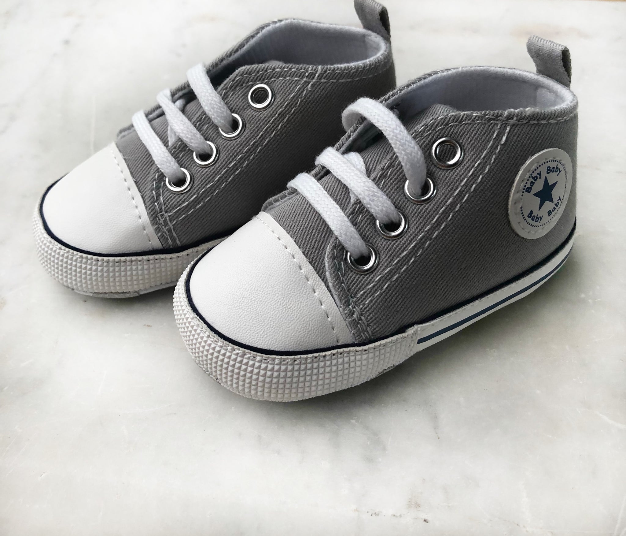 Gift Ideas - Baby Shoes - Sneaker. Grey.