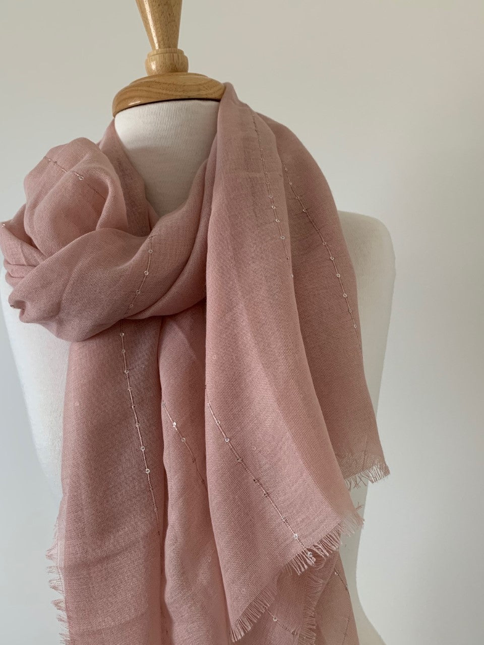 Scarf. Sequin Thread. Pale Pink detail